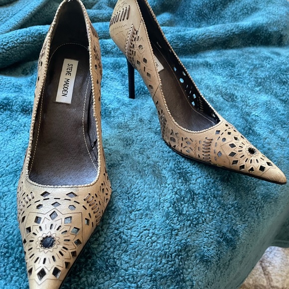 Camel-colored soft leather cut-out pointy toes pumps. Perfect color for Autumn! - Picture 2 of 8